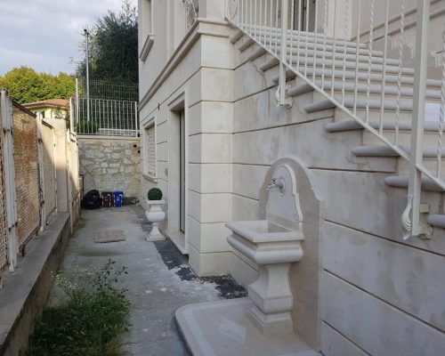 Rivestimento di facciata in marmo con scala esterna
