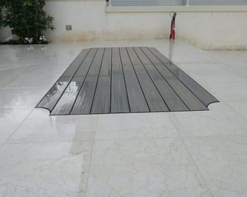 Pavimento esterno in marmo con intarsio effetto legno
