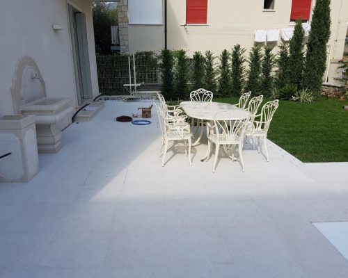 Edificio residenziale con pilastri rivestiti in pietra