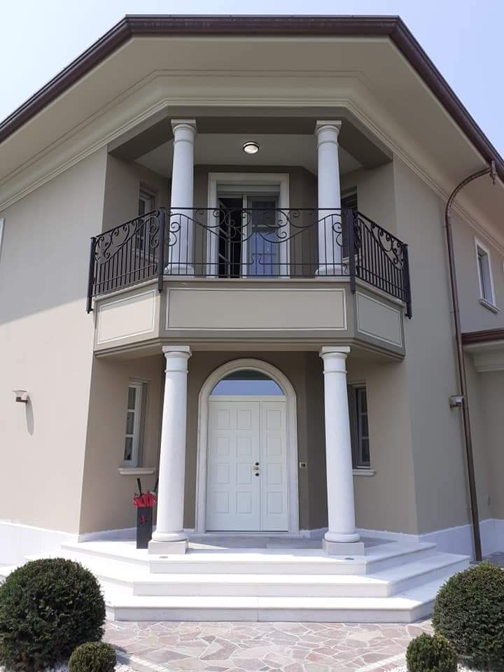 Ingresso di villa con colonne e scala in marmo